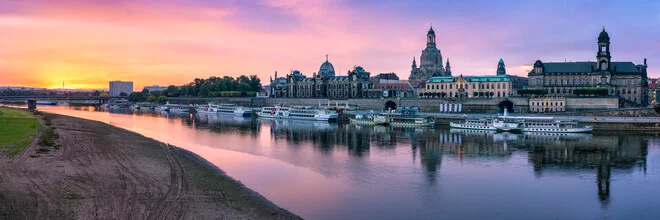Fotokunst von Jan Becke: Skyline von Dresden bei Sonnenaufgang über der Elbe.