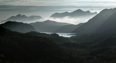 Fotokunst von Helmut Pfirrmann: Zwielichtige Berglandschaft mit Nebel und Weite