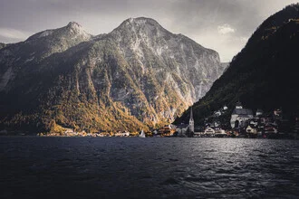 Fotokunst von Eva Stadler: ruhige Landschaft mit Bergen und Hallstätter See