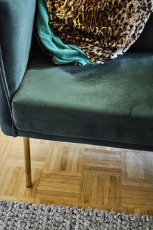 Fotokunst von Christopher Horne: Bohemian Leopard Decke auf einem Holzboden