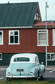 Photo of an old streetlight in Akureyri, conveying a calm city atmosphere.