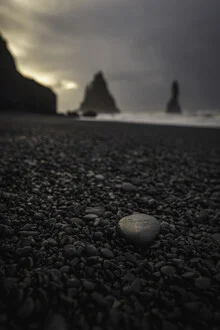 Fotokunst von Max Saeling: regnerische Stimmung am Reynisfjara-Strand in Island