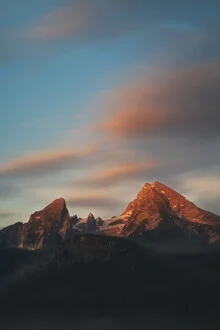 Fotokunst von Max Saeling: Glühender Watzmann unter einem farbenfrohen Sonnenaufgang.