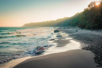 Fotokunst von Martin Wasilewski: ruhiger Sonnenaufgang am Strand der Ostsee