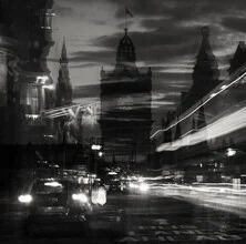 Night photo of Edinburgh showcasing traffic and lights in a calm atmosphere