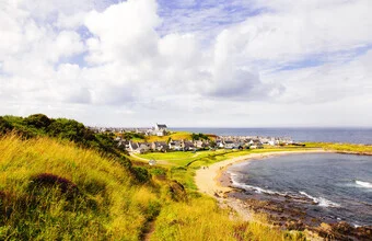 Fotokunst von Victoria Knobloch: malerisches Dorf am Strand in Schottland