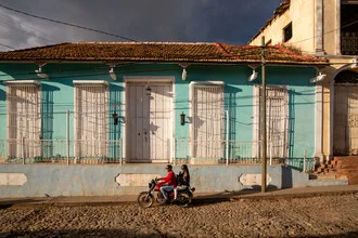 Fotokunst von Miro May: Motorrad auf einer kubanischen Straße in Trinidad