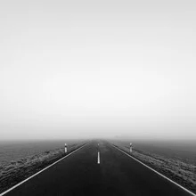 Photo art by Thomas Wegner: road in fog with gentle lines and openness.