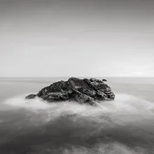 Photo art by Thomas Wegner: tranquil Breton coast with gentle waves and clear sky