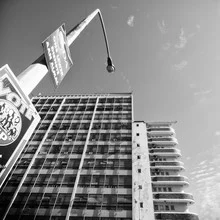 Fotokunst von Eva Stadler: Straßenlampe vor Hochhäusern in Kapstadt, Südafrika.