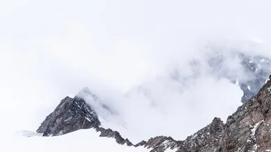 Fotokunst von Thomas Kleinert: weite Schneelandschaft mit Bergen und Wolken