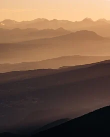 Fotokunst von André Alexander: Bergschichten im warmen Licht des Sonnenuntergangs