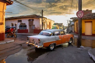 Fotokunst von Miro May: alte Straßenkreuzung in Trinidad mit sanftem Morgenlicht