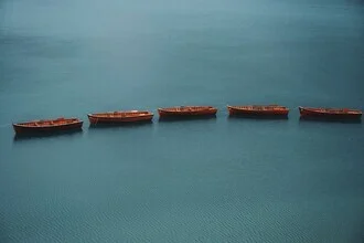 Fotokunst von André Alexander: ruhiger Morgen am Bergsee mit Booten