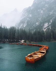 Wunderschöne Fotokunst von André Alexander: Regentage am Pragser Wildsee in Italien.