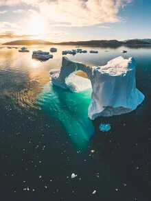 Eisbergbogen in Südgrönland bei Sonnenuntergang, ruhige und friedliche Stimmung.