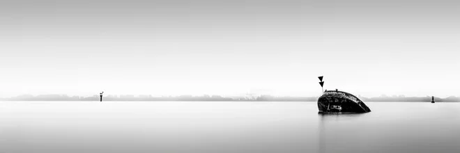 Fotokunst von Dennis Wehrmann: Panorama eines Schiffswracks im Nebel