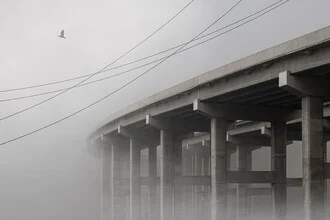 Fotokunst von AJ Schokora: moderne Brücke im Nebel über einer urbanen Landschaft