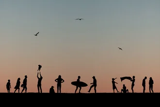 Familien-Silhouette am Strand während des Sonnenuntergangs in Venedig