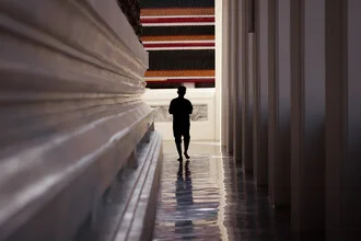 Fotokunst eines Mönchs in einem Tempel in Thailand mit reflektierenden Elementen.