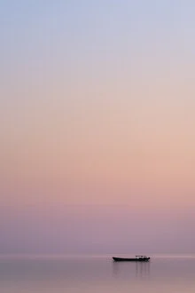 Fotokunst von AJ Schokora: ruhige Wasseroberfläche des Lake Tai bei Dämmerung.