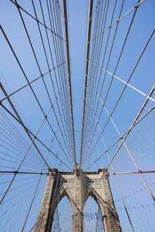 Fotokunst von AJ Schokora: Brooklyn Bridge mit geometrischen Formen und Symmetrie