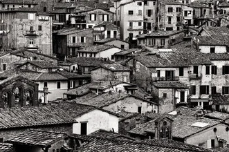 Fotokunst von Victoria Knobloch: Blick auf die mittelalterlichen Bauten in Siena, Italien.