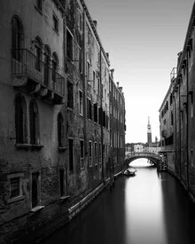 Fotokunst von Ronny Behnert: ruhige Wasseroberfläche mit Spiegelungen in Venedig