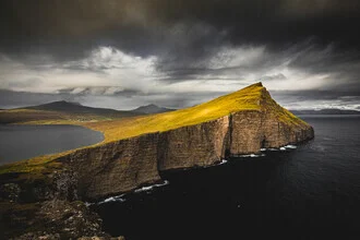 Fotokunst von Eva Stadler: ruhiger Blick auf den Sørvágsvatn See auf den Färöern