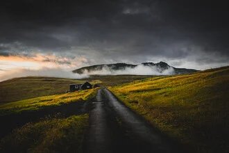 Wunderschönes Foto von einem ruhigen Weg in den Faröer Inseln mit sanften Wolken.