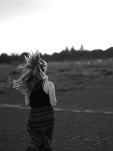 Photo by Lilian Scarlet: person running on Tempelhofer Feld in black and white.