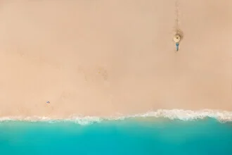 Fotokunst von Christoph Gerhartz: ruhiger Strand mit sanften Wellen und Sonnenschein