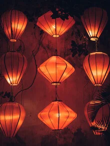 Lights in Hoi An: cozy ambiance with warm colors and soft lamps.