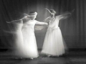 Tanzende Mädchen - fotokunst von Ernst Pini
