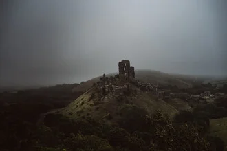 Wunderschöne Ruine umhüllt von sanftem Nebel in einer grünen Landschaft