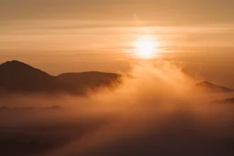 Fotokunst von Kerstin Maier: Nebel über sanften Hügeln bei Sonnenaufgang