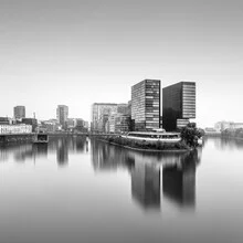 Schwarz-weiß Fotokunst von Ronny Behnert: ruhige Aufnahme des Medienhafens in Düsseldorf.