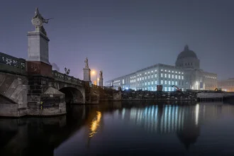 Nachtaufnahme des Stadtschlosses in Berlin mit Wasserreflexionen