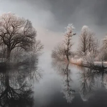 Ruhige Wasserlandschaft mit Nebel und Spiegelungen in sanften Farben