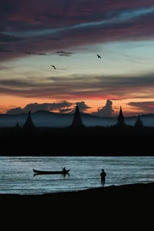 Fotokunst von AJ Schokora: ruhiger Abend über dem Irrawaddy mit Silhouetten
