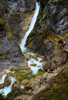 Fotokunst von Michael Brandone: ruhiger Wasserfall in der Pöllatschlucht, umgeben von Natur.