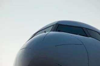 Fotokunst von Inflight Galerie: Frontansicht eines Boeing 777 Flugzeugs