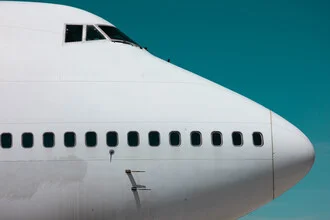 Fotokunst von Inflight Galerie: Flugzeug über Wolken im klaren Himmel
