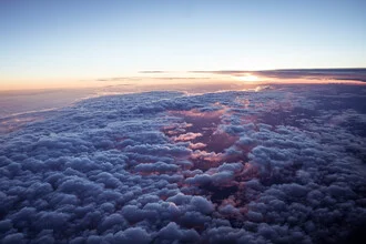 Wolkenlandschaft mit sanften Farben und ruhiger Stimmung, die den Himmel umarmt.