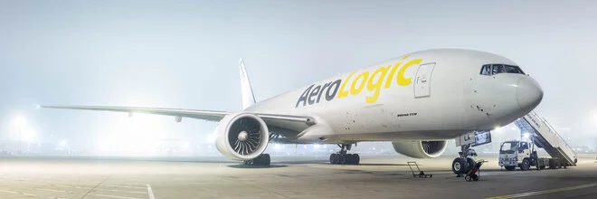 Fotokunst von Inflight Galerie: Panoramaaufnahme einer Boeing 777F über Bangladesch