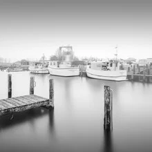 Fotokunst von Dennis Wehrmann: Fischerkutter im Nebel über dem Wasser