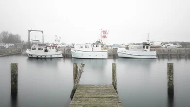 Fotokunst von Dennis Wehrmann: Fischkutter im Nebel auf ruhigem Wasser