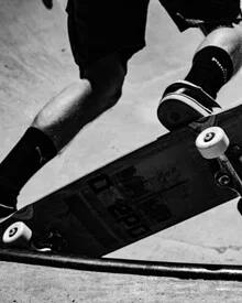 Black-and-white photo art by Daniel Simair: Skater in the pool, relaxed mood.