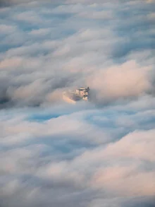 Fotokunst von Sebastian ‚zeppaio' Scheichl: Burg in den Wolken bei Sonnenaufgang