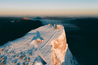Fotokunst von Sebastian ‚zeppaio' Scheichl: gemütliches Berghotel im Winter